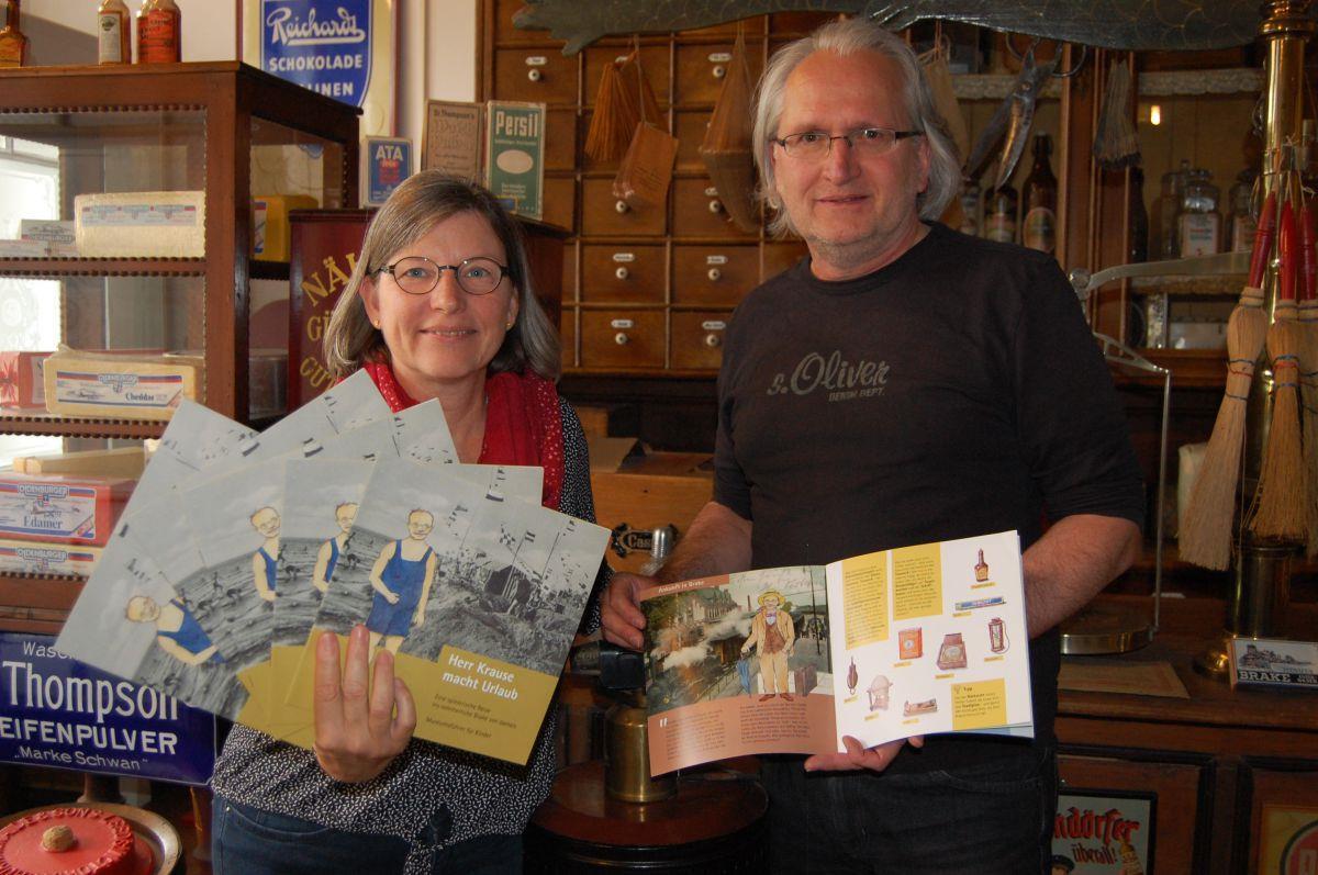 Museumsleiterin Dr. Christine Keitsch und Ullrich Thul freuen sich über die Broschüre für Kinder. 
