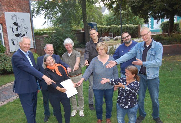 Museumsleiterin Dr. Christine Keitsch  und Team sowie Niedersachsens Minister für Wissenschaft und Kultur, Björn Thümler stehen vor dem Museum.