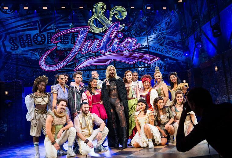Bill Kaulitz (M) posiert mit den Darstellern des Musicals «& JULIA» im Stage Operettenhaus.