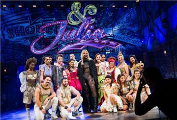 Bill Kaulitz (M) posiert mit den Darstellern des Musicals «& JULIA» im Stage Operettenhaus.