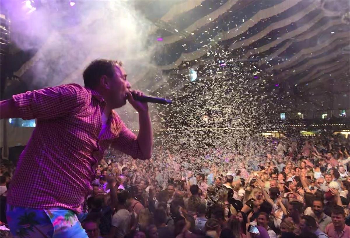 Wilstedt: Landfrauen plaudern mit DJ Toddy Musik, Party, Nähe: Die Corona-Pandemie bremst auch den Entertainer DJ Toddy aus.