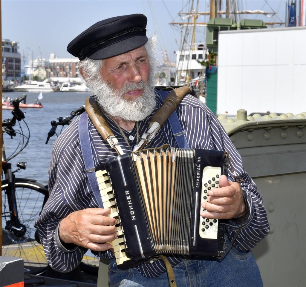 Musik spielte nicht nur auf den Bühnen. - Foto: Scheschonka