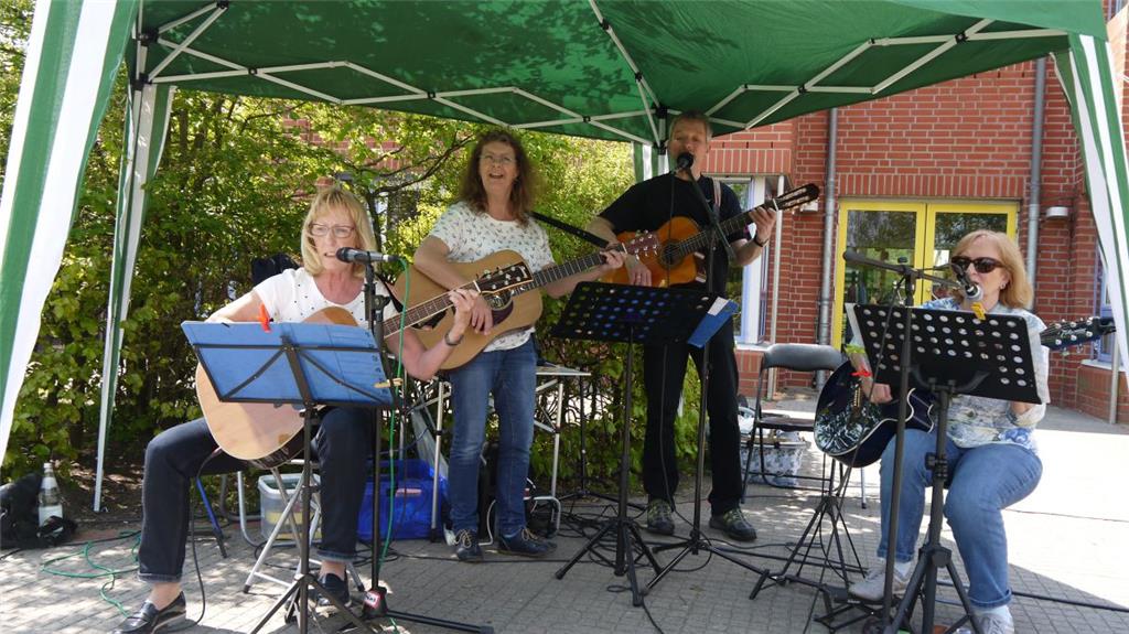 Musik und gute Laune mit der Gitarrengruppe aus dem Kirchenspiel Ringstedt.
