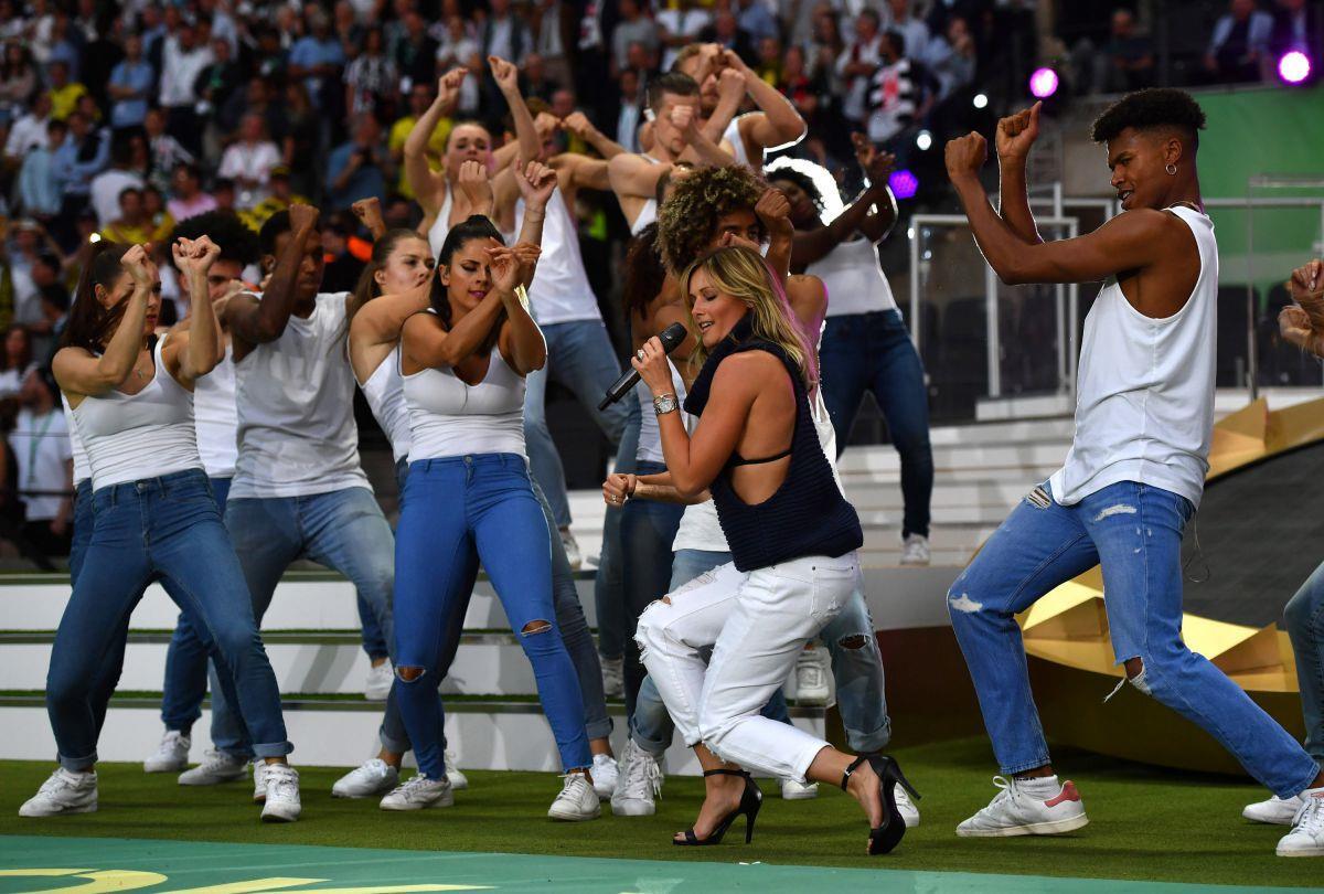 Umfrage: Mehrheit gegen Showacts während Fußballspielen Musik und Sport passen wohl nicht zusammen: Beim Halbzeit-Auftritt von Helene Fischer beim DFB-Pokal-Finale in Berlin wurde die Sängerin  von vielen Fußballfans ausgepfiffen.