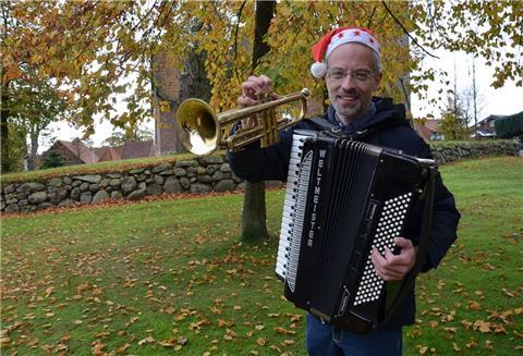 Musiker Jan-Hendrik Ehlers wird vom 1. bis 24. Dezember durch die Stadt Geestland touren – und den Menschen ganz persönliche Glücksmomente bescheren.