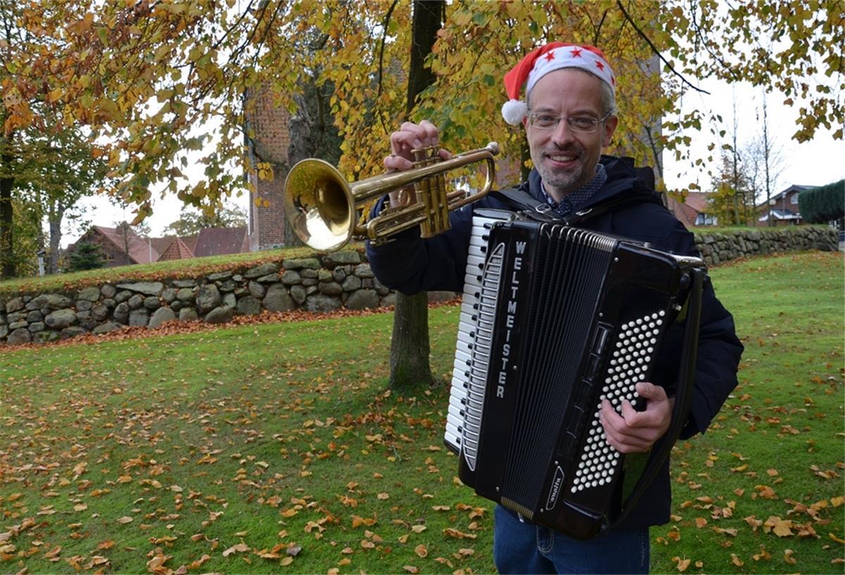 Musiker Jan-Hendrik Ehlers wird vom 1. bis 24. Dezember durch die Stadt Geestland touren – und den Menschen ganz persönliche Glücksmomente bescheren.