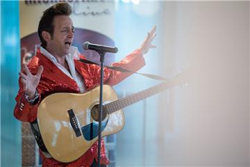 Musiker Michael Aden aus Wilhelmshaven brachte die Gäste nach Klönschnack und Ka...