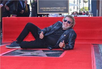 Musiker Sammy Hagar freut sich bei der Zeremonie über seinen Stern auf dem Hollywood Walk of Fame.