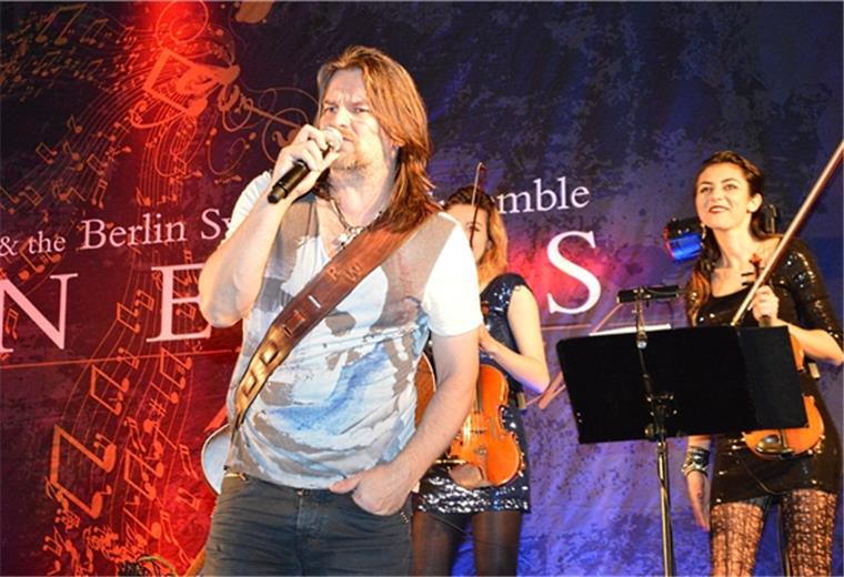 20 Jahre im Dienst der Kultur Musiker und Ex-Genesis-Sänger Ray Wilson bei einem Auftritt in Brake 2012. Auch solche Auftritte unterstützt die Kulturförderung Brake.