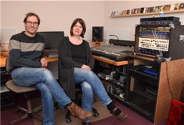 Musikpädagoge Matthias Zeißig und seine Ehefrau Maja aus Rockstedt bei Ostereistedt produzierten ein Video und das dazu passende Lied über Hanni Hase.