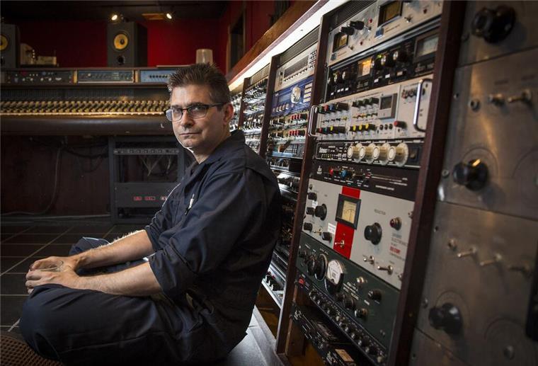 Indierock-Ikone Steve Albini mit 61 Jahren gestorben Musikproduzent Steve Albini in seinem Studio in Chicago im Jahr 2014. Die US-amerikanische Indierock-Ikone ist im Alter von 61 Jahren gestorben.