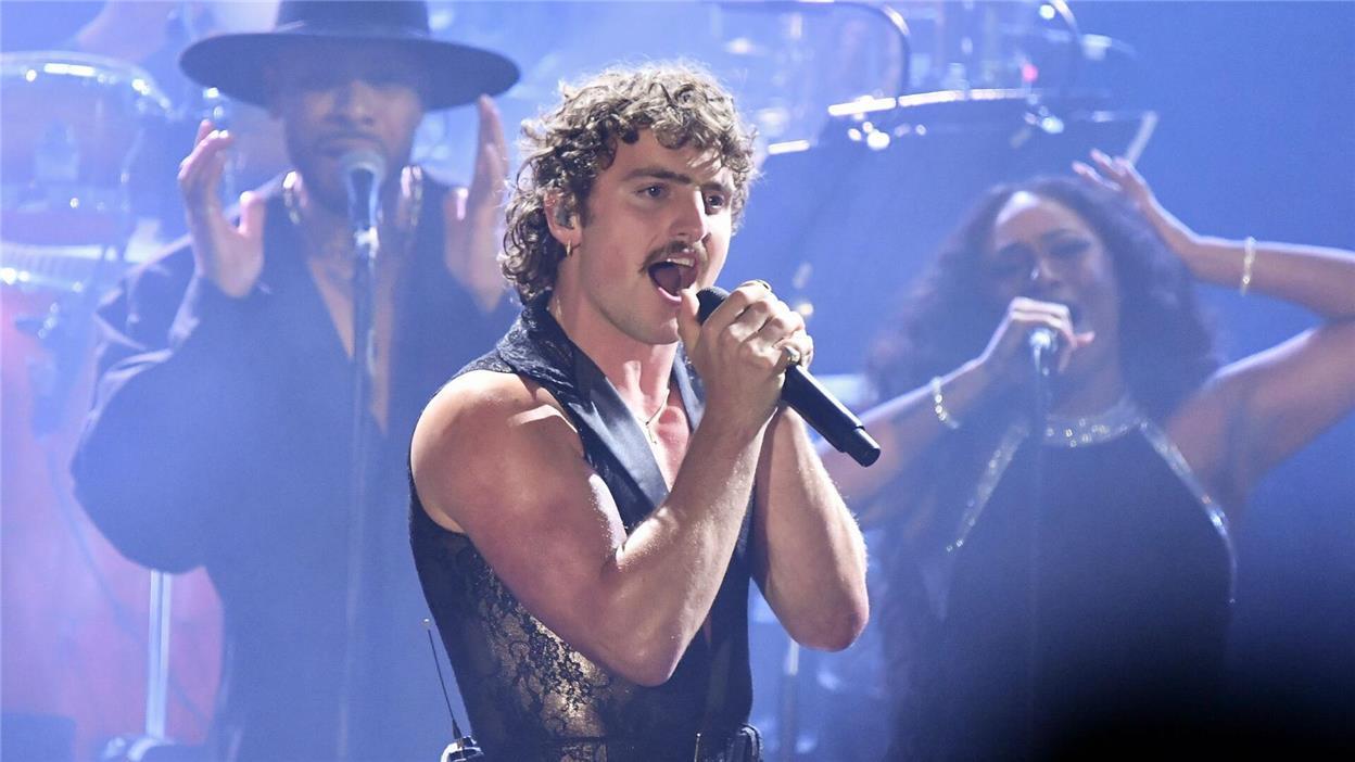 Zwischen Meme, Memme und Macho: Der Performative Male Muskeln und Moustache: Benson Boone tritt oft mit einer gewissen Ironie auf, die nicht nur, aber auch Frauen sehr gefällt. (Archivbild)