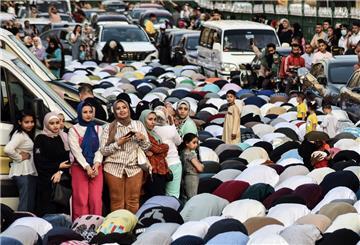 Muslimische Gläubige verrichten das Eid al-Fitr-Gebet. 