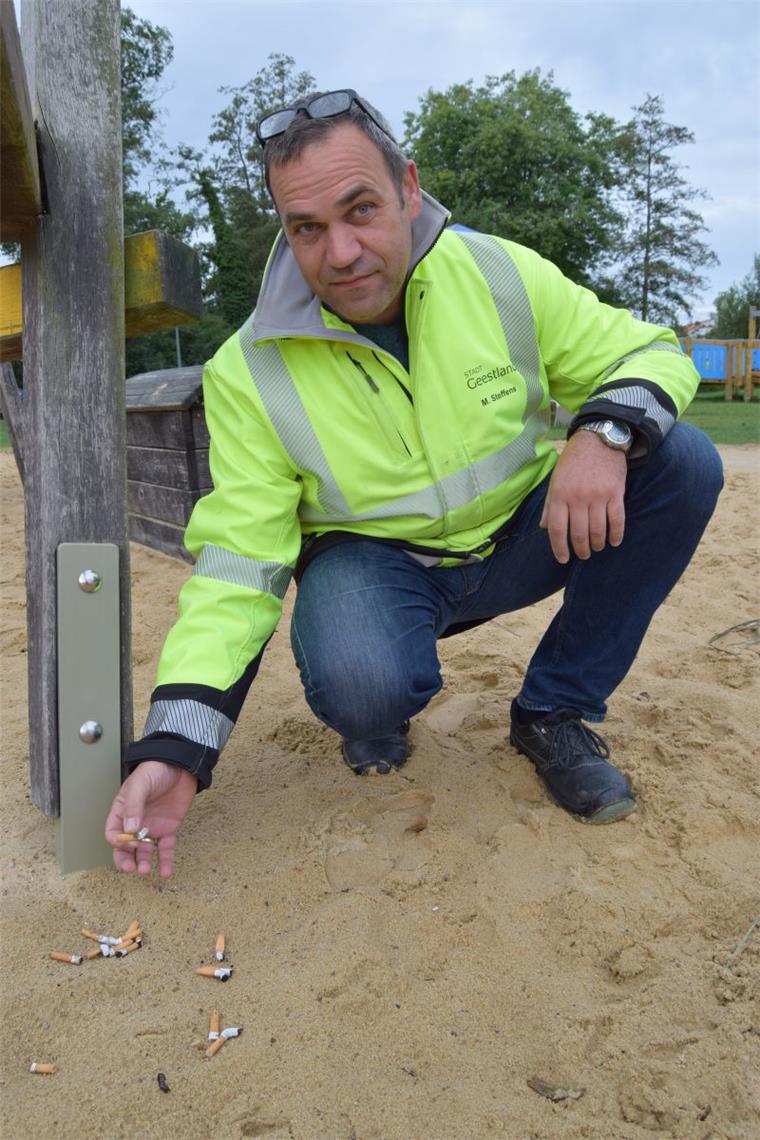 Muss das sein? Geestlands Spielplatzbeauftragter Mario Steffens ist wenig begeistert von den Zigarettenstummeln, die er regelmäßig auf fast allen 80 Spielplätzen im Stadtgebiet entdeckt. Fündig wurde er am Freitag auf auf dem Gelände im Kurpark in Bad Bederkesa.