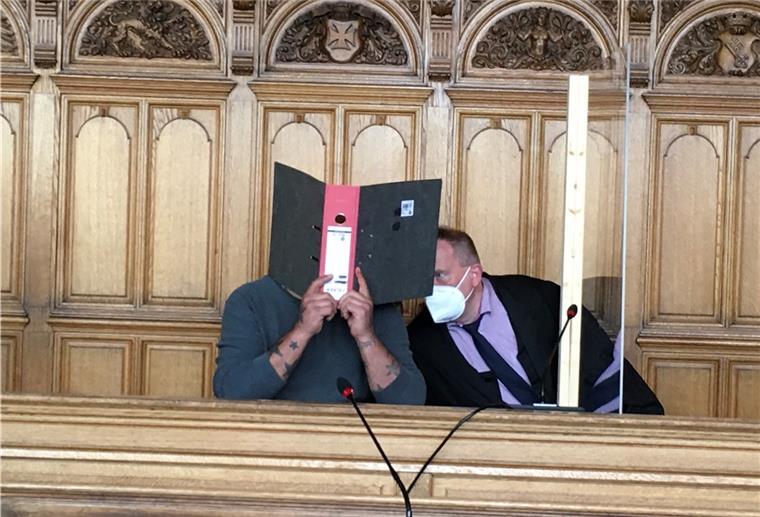 Mordprozess: „Oh Gott, was habe ich getan?“ Der Angeklagte Fatmir B. mit Anwalt Thomas Domanski.
