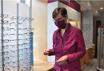 Muss sie am 30. Juni die Preisschildchen von Hunderten Brillen erneuern? Petra Denecke, Inhaberin von Baier Optik und Akustik, setzt lieber auf eine Softwarelösung, wenn zum 1. Juli die Mehrwertsteuer gesenkt wird.