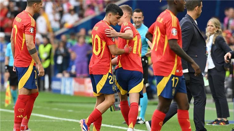 Musste nach dem Foul von Toni Kroos ausgewechselt werden: Spaniens Pedri (2.vl).