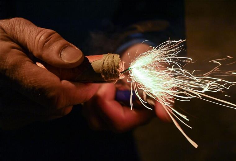 Mutmaßlicher Nagelbombenanschlag: In einem Auto in Salzgitter entgingen zwei Männer und ein Kleinkind nur knapp einer Explosion. Ermittlungen laufen.
