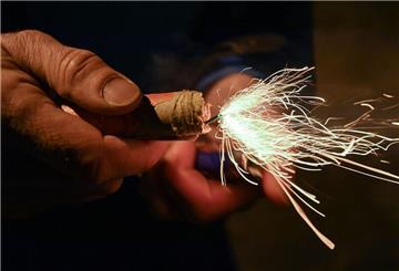 Mutmaßlicher Nagelbombenanschlag: In einem Auto in Salzgitter entgingen zwei Männer und ein Kleinkind nur knapp einer Explosion. Ermittlungen laufen.