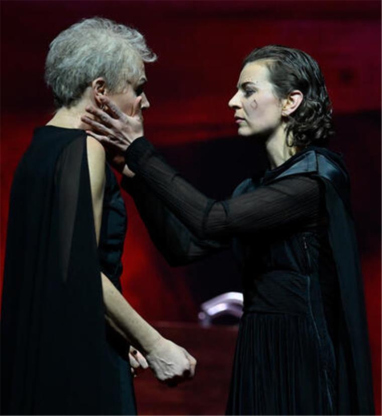 Zwei Frauen in schwarzer Kleidung. Sie spielen Hekabe und Kassandra in "Die Troerinnen".