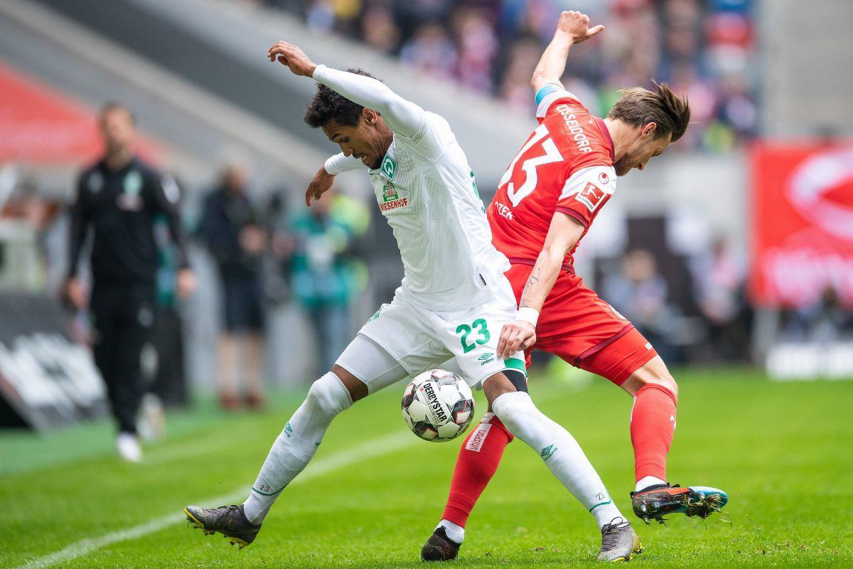 Na, wo ist er denn? Bremens Theodor Gebre Selassie (links) und  Düsseldorfs Adam Bodzek  kämpfen um den Ball. 