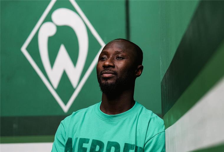 Keita verletzt: Werder muss wochenlang auf Neuzugang verzichten Naby Keïta steht vor der Werder-Raute.