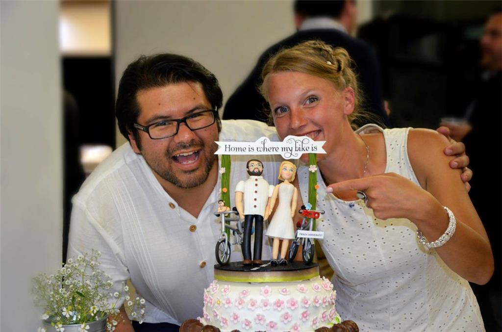 Nach 5 Jahren Weltumradllung zurück in Bad Bederkesa: Beersterin Annika Wachter und ihr mexikanischer Mann Roberto Gallegos; HIER: Hochzeitsfoto mit Hochzeitstorte vom 8. April 2016 in Mexiko, Tijuana.