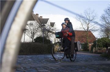 Nach 5 Jahren Weltumradllung zurück in Bad Bederkesa: Beersterin Annika Wachter und ihr mexikanischer Mann Roberto Gallegos auf dem Weg zur Burg Bederkesa.