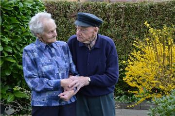 Nach 70 Ehejahren immer noch ein Herz und eine Seele: Hanna und Oskar tom Wörden feiern heute ihre Gnadenhochzeit.