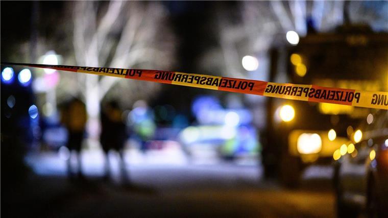 Nach aktuellem Stand sind laut Staatsanwaltschaft vermutlich insgesamt vier Schüsse aus einer Dienstwaffe eines Beamten abgegeben worden. (Archivbild)