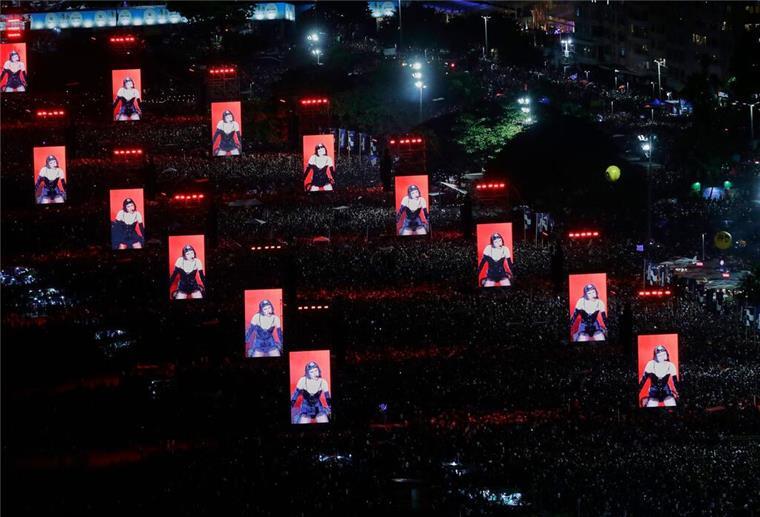 Nach Angaben der Stadtverwaltung lockte die Show auch rund 500.000 Touristen nach Rio.