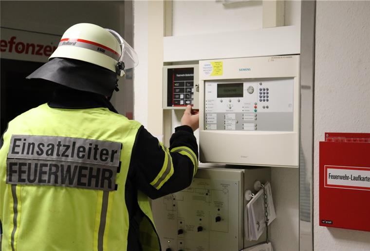 Schiffdorf: Verkohltes Essen löst Feuerwehreinsatz aus Nach Ankunft der Einsatzkräfte wurde die Einsatzstelle erkundet, die Wohnung gelüftet und die Brandmeldeanlage zurückgesetzt.