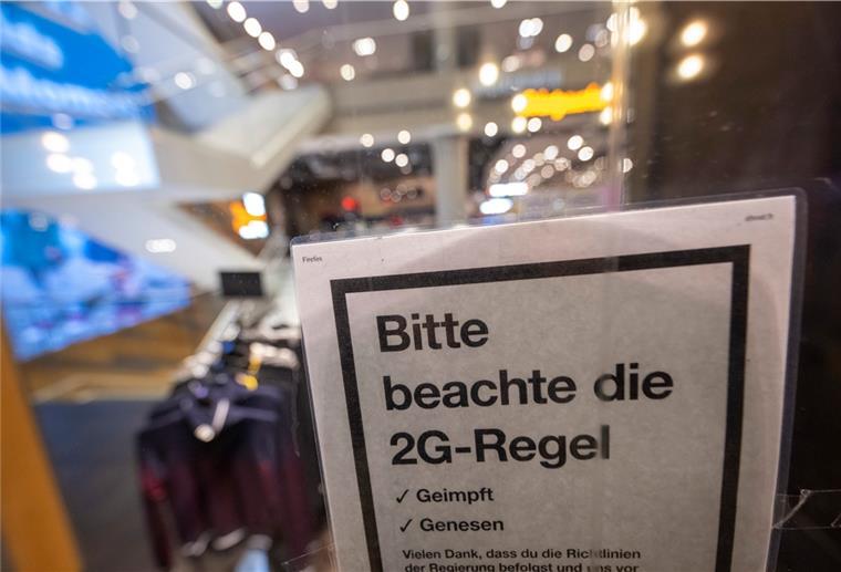 Nach Ansicht des Oberverwaltungsgerichts Bremen ist die 2G-Regel im Handel eine angemessene Maßnahme gegen die Omikron-Welle. Die Bremer Richter sehen die Sachlage anders als die Kollegen des Oberverwaltungsgerichts Lüneburg. Foto: Kneffel/dpa