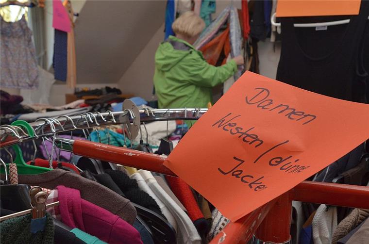Basar in Kirchtimke: Gebrauchte Klamotten helfen Indern Nach Art und Größe sortiert werden auf dem Secondhandbasar in Kirchtimke Kleidungsstücke für Männer und Frauen sowie für Jugendliche (ab Größe 158) verkauft. Wer helfen will, der räumt jetzt den Kleiderschrank auf – oder kommt im März zum Einkaufen.