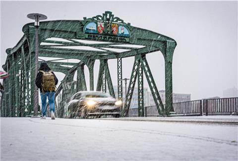 Nach Blitzeis folgte gestern - wie hier an der Geestebrücke in Bremerhaven - heftiger Schneefall. Autofahrer mussten vorsichtig fahren.