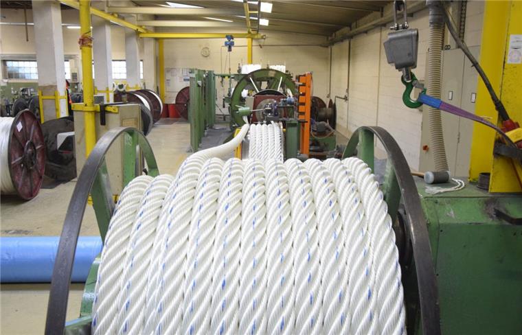 Drahtseilwerk in Grünhöfe schließt: Mitarbeiter leiden unter Ungewissheit Nach dem 31. Oktober wird es in der Seilerei in Grünhöfe nur noch die sogenannte Festmacherproduktion (Kunstfaserseile) geben. Die Drahtseilproduktion wird im Bremerhavener Drahtseilwerk eingestellt. Mindestens 38 Mitarbeiter verlieren ihren Job.