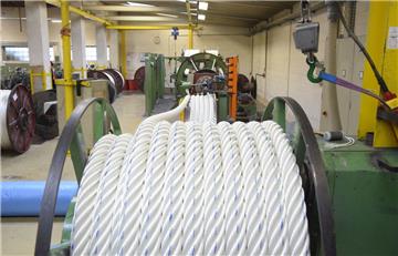Nach dem 31. Oktober wird es in der Seilerei in Grünhöfe nur noch die sogenannte Festmacherproduktion (Kunstfaserseile) geben. Die Drahtseilproduktion wird im Bremerhavener Drahtseilwerk eingestellt. Mindestens 38 Mitarbeiter verlieren ihren Job.
