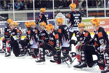 Nach dem 4:3-Sieg ist Party mit den Fans angesagt.