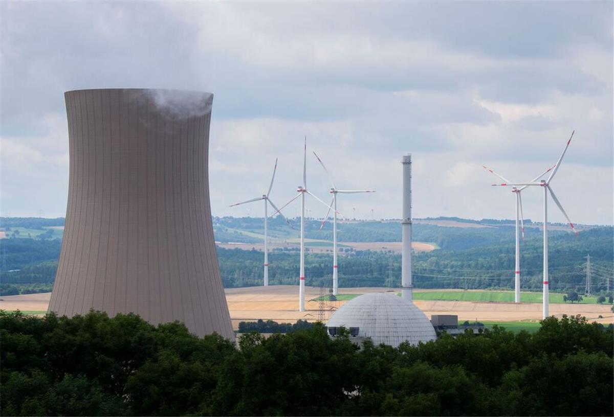 Dampf steigt aus den Kühltürmen des Atomkraftwerks