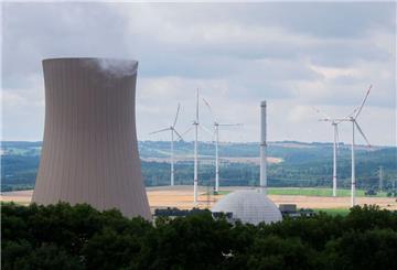 Dampf steigt aus den Kühltürmen des Atomkraftwerks