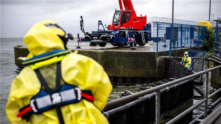 THW beendet Arbeit nach Schiffskollision in Cuxhaven Nach dem Austritt von Tausenden Litern Diesel ist die Öl-Bekämpfung in Cuxhaven nun vorerst abgeschlossen.