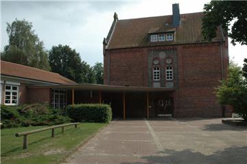 Nach dem Auszug der Grundschule steht das zweiteilige Gebäude am Klostergang derzeit leer. In Politik und Verwaltung besteht offenbar bereits Einigkeit darüber, dass in das Denkmal-geschützte Backsteinhaus (rechts) die Volkshochschule einziehen soll. Die Zukunft des so genannten Holländer-Flügels (links) ist dagegen aktuell völlig ungeklärt.