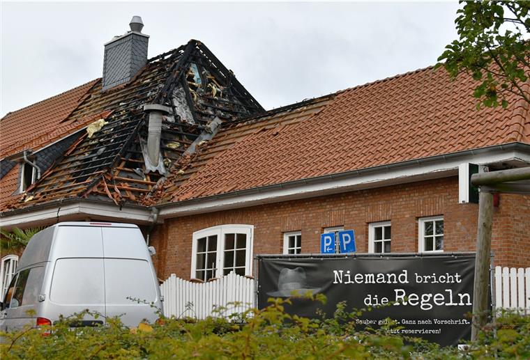 Nach dem Brand in Ganderkesee am Mittwoch wurden im Gebäude rechtsextreme Symbole gefunden.