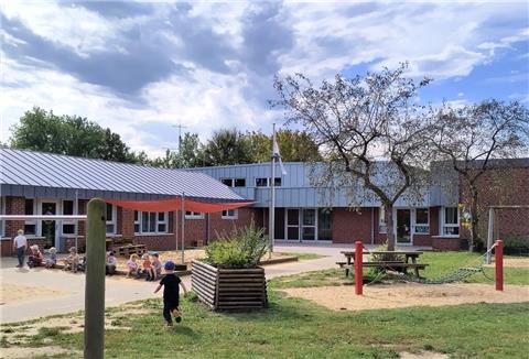 Nach dem Brand ist die Kita im Hollandhaus wieder in Betrieb. Für das DRK ein Grund zum Feiern.