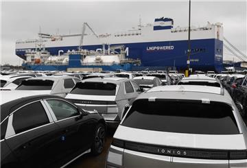 Autos vor einem Schiff
