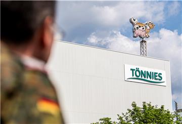 Nach dem Corona-Ausbruch beim Fleischproduzenten Tönnies sind mittlerweile über 1000 Mitarbeiter positiv auf das Virus getestet worden.