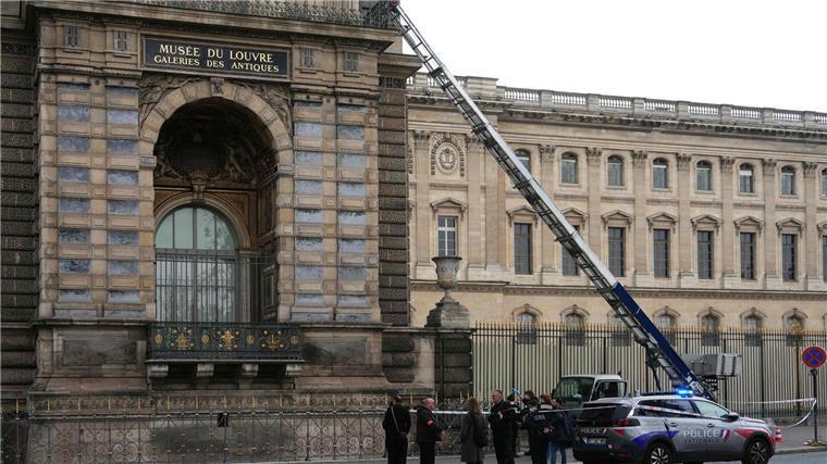 Louvre-Einbruch: Frankreich jagt die Juwelenräuber Nach dem Coup gibt es Kritik an mangelnden Sicherheitsvorkehrungen.