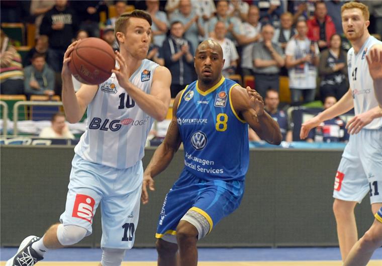 Die Eisbären wollen den deutschen Meister in Bremen überraschen Nach dem Erfolg gegen Braunschweig wollen Jordan Hulls (links) und seine Mitspieler den nächsten Heimsieg holen. Am Sonntag geht es in der ÖVB-Arena in Bremen gegen den deutschen Meister Brose Bamberg.