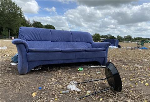 Nach dem Festival ist vor dem Sperrmüll: Auf den Campingplätzen des Deichbrand-Festivals bleibt auch 2022 eine Menge Müll liegen.