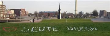 Nach dem Feuer auf der "Seute Deern" in Bremerhaven haben sich am Samstag viele Fans des Schiffes versammelt. 